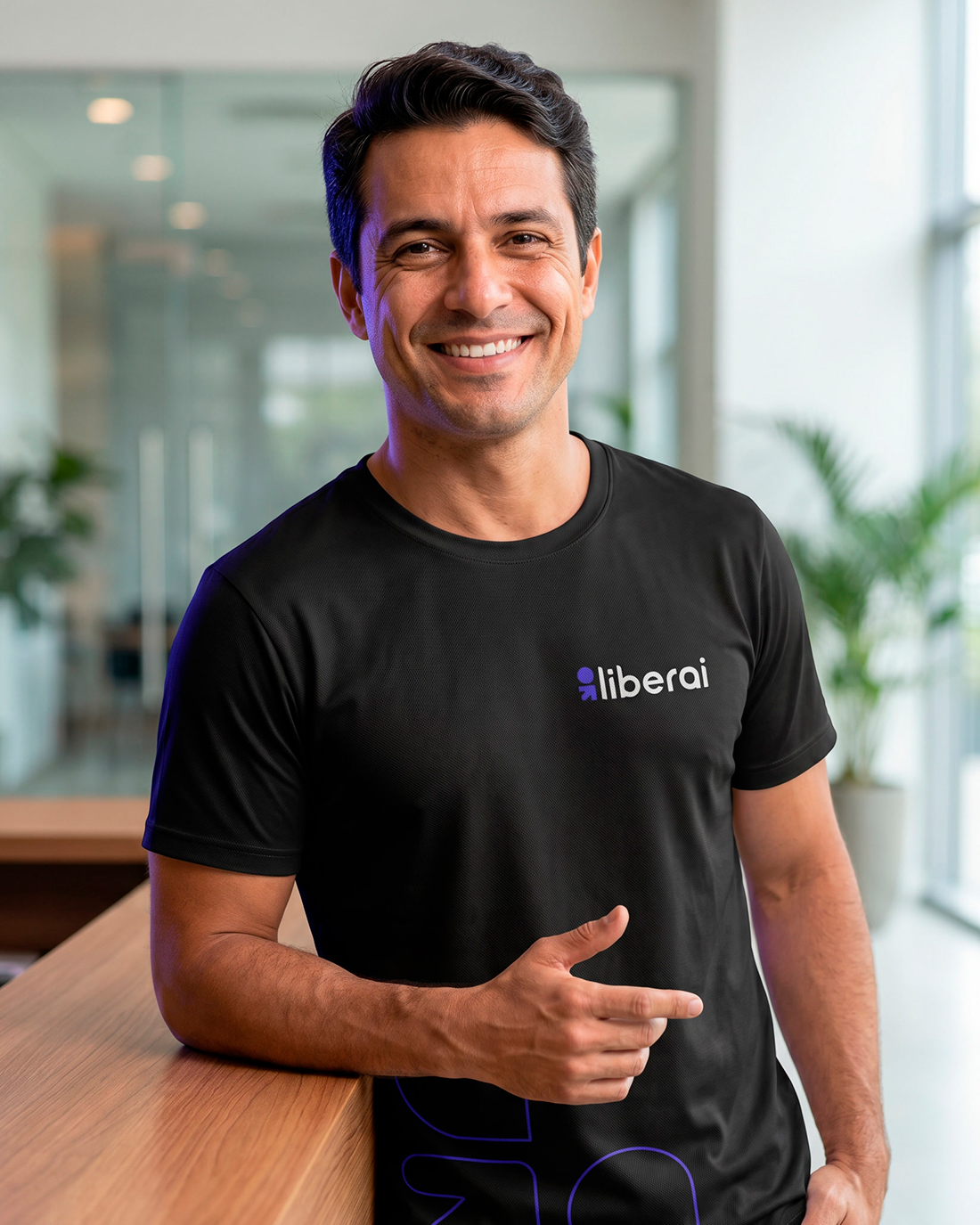 Pessoa brasileira sorrindo com o celular, transmitindo confiança e proximidade.